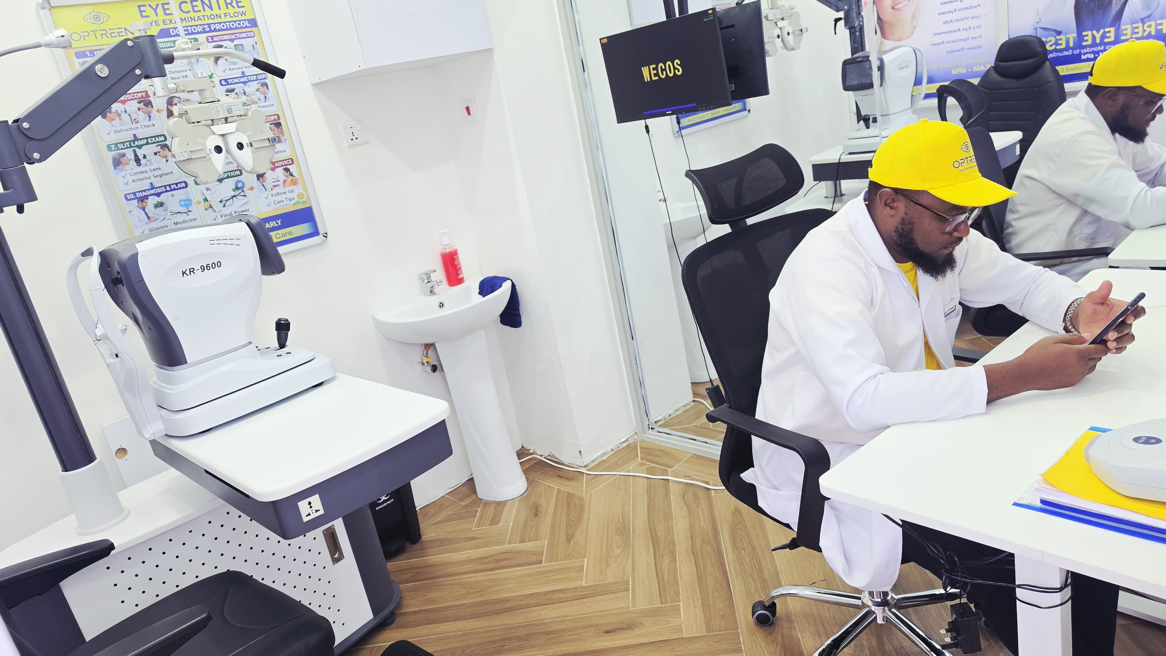 Optreen Eye Clinic optometrist at work